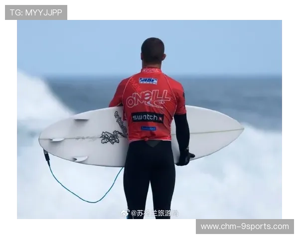 冲浪男孩用头盔装海水带回家